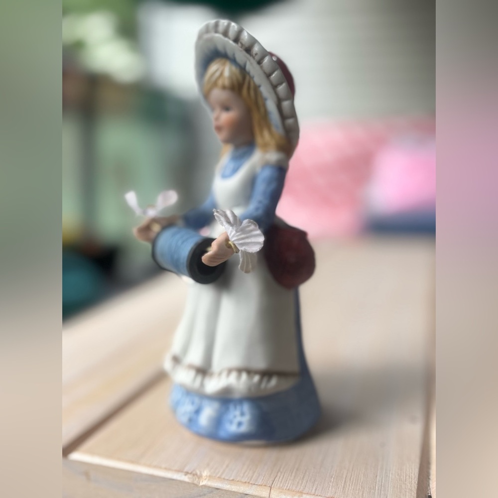 VINTAGE Blue & White Porcelain Seamstress Figurine • Thread & Pins Craft Lady - Picture 5 of 15